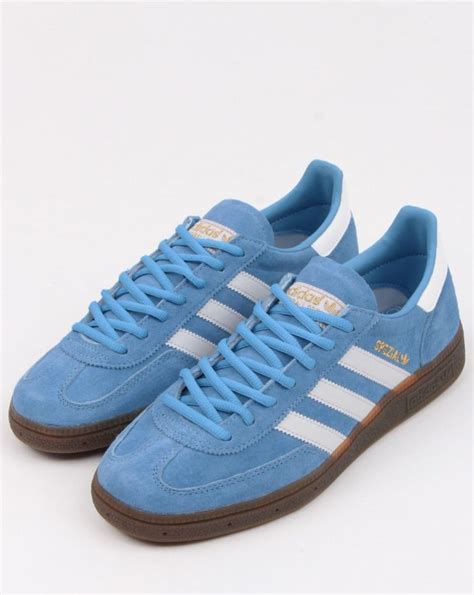 adidas 3 stripes schoenen|Adidas 3 striped trainers.